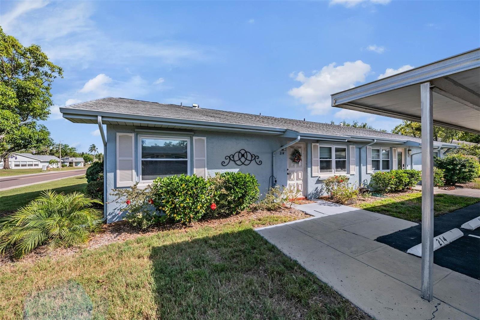 Image 3 of 46 For 214 Gloucester Boulevard