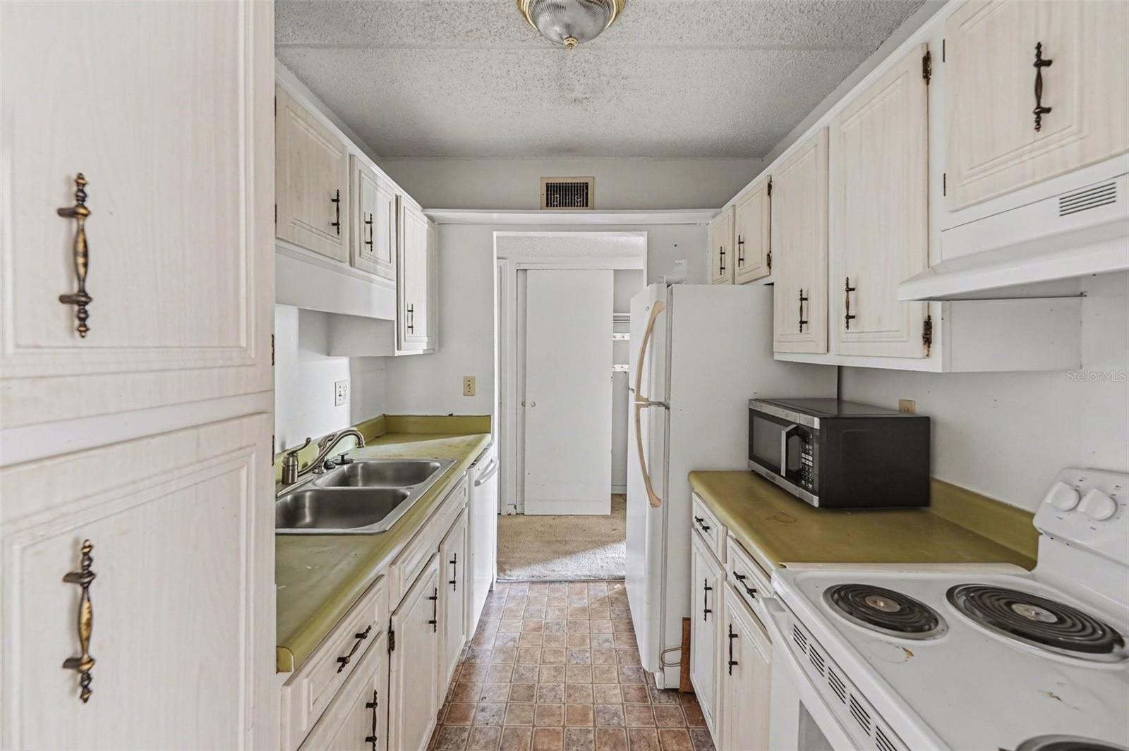 Image 6 of 31 For 3325 Bayshore Boulevard F36