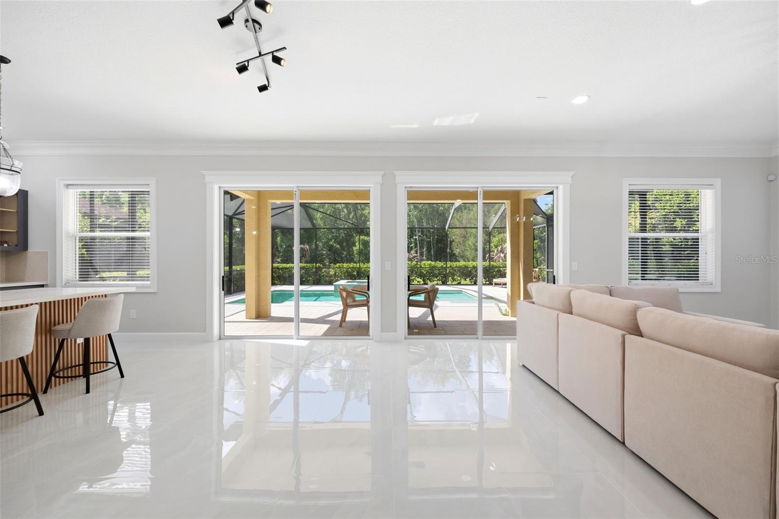 Listing photo id 9 for 8005 Cypress Crossing Court