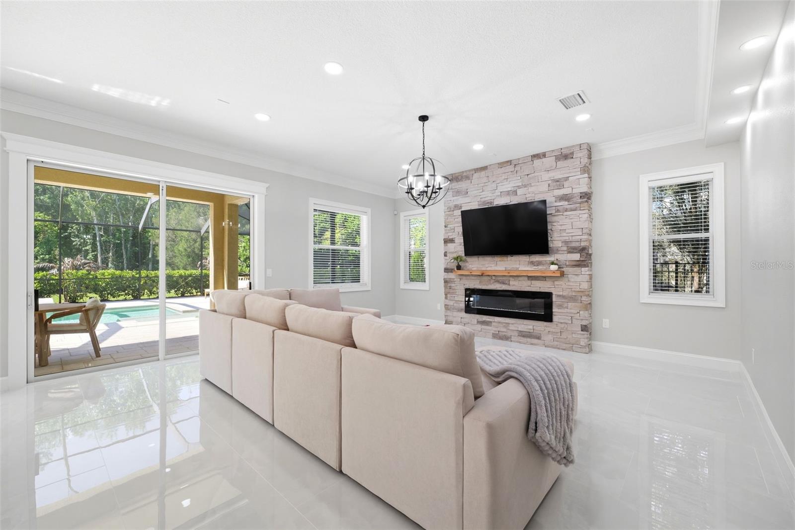 Listing photo id 10 for 8005 Cypress Crossing Court