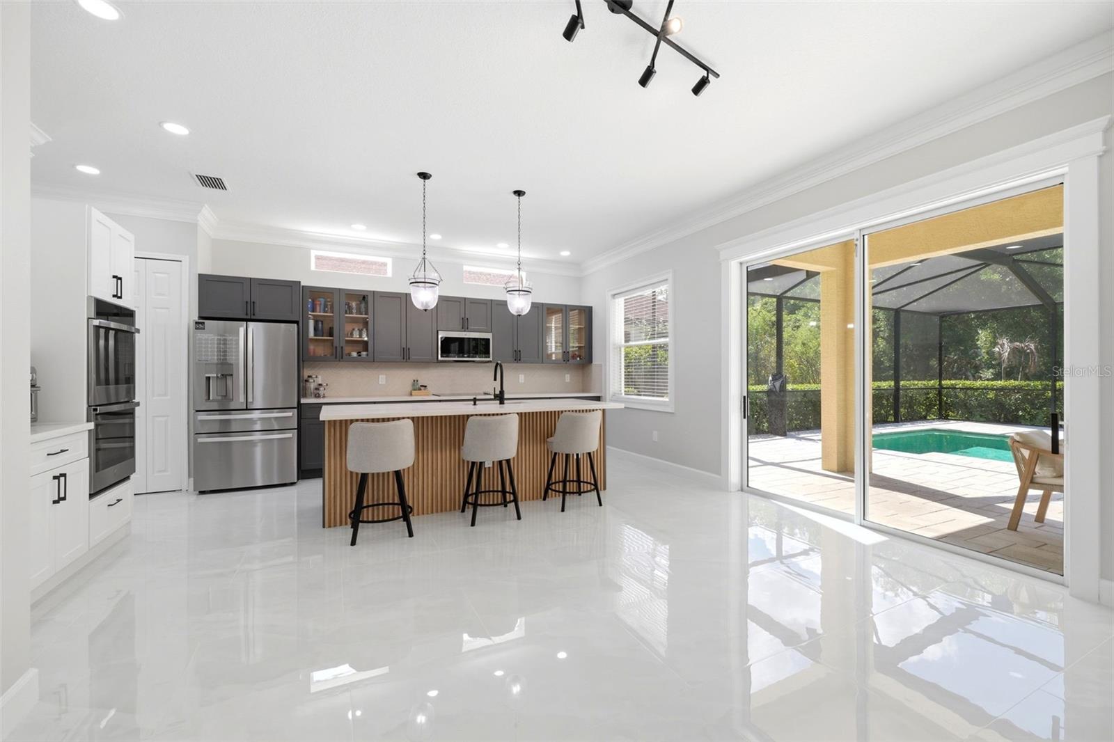 Listing photo id 15 for 8005 Cypress Crossing Court