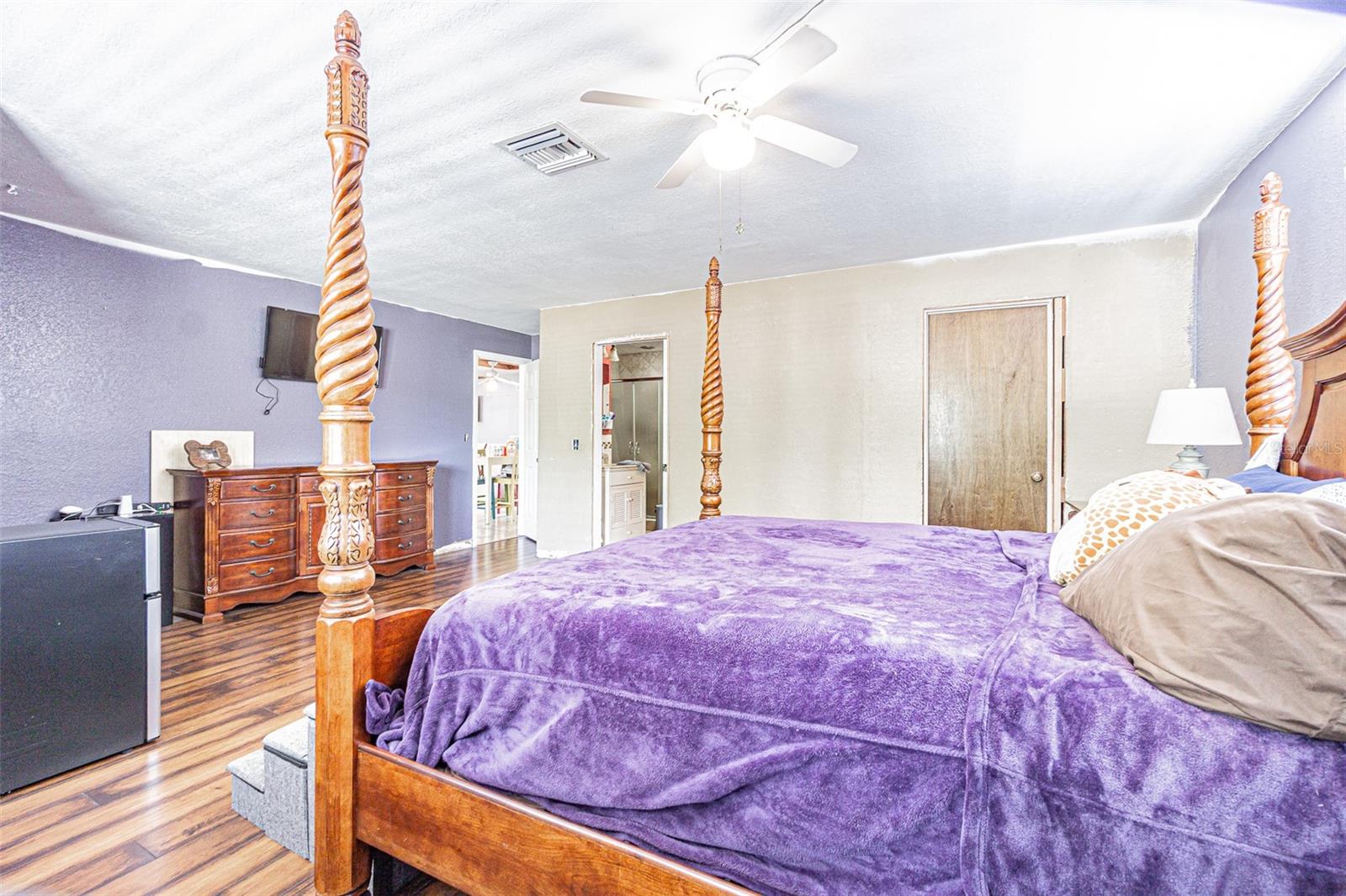 Image 17 of 32 For 17851 Oxenham Avenue