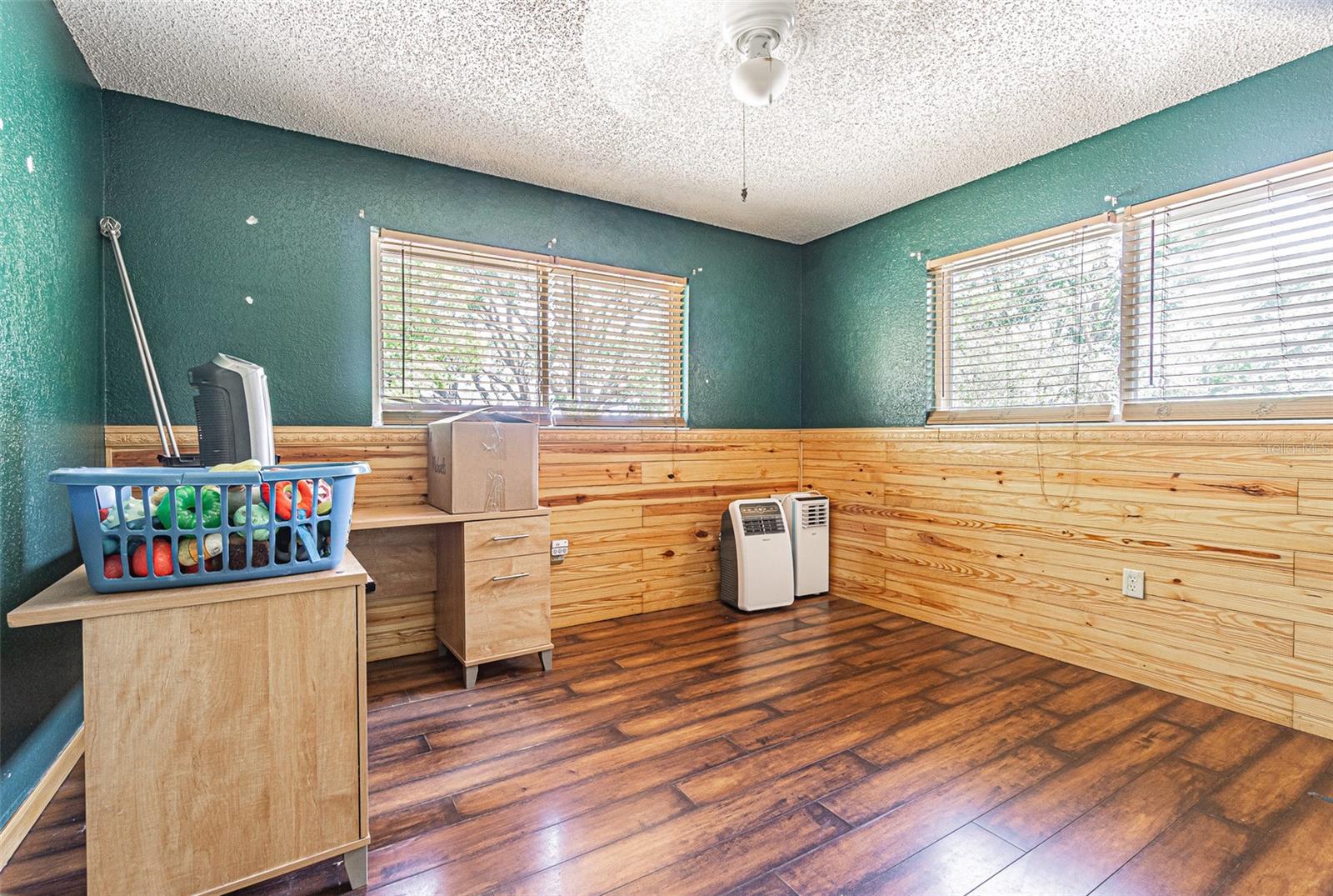 Image 21 of 32 For 17851 Oxenham Avenue