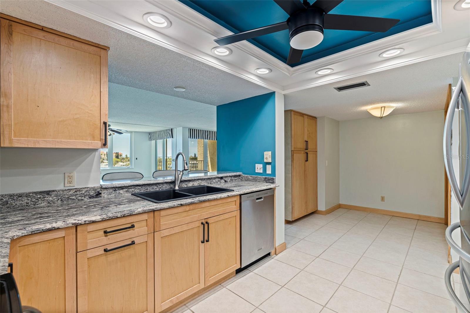 Image 11 of 59 For 736 Island Way 504