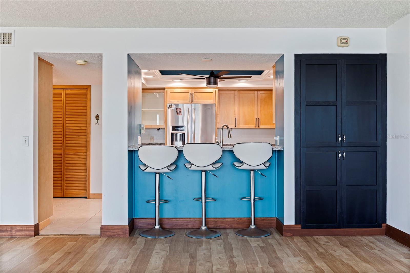 Image 12 of 59 For 736 Island Way 504