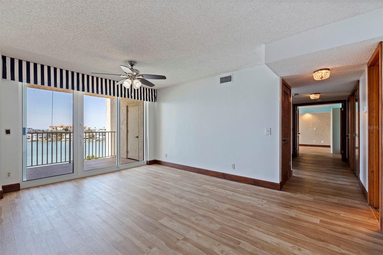 Image 18 of 59 For 736 Island Way 504