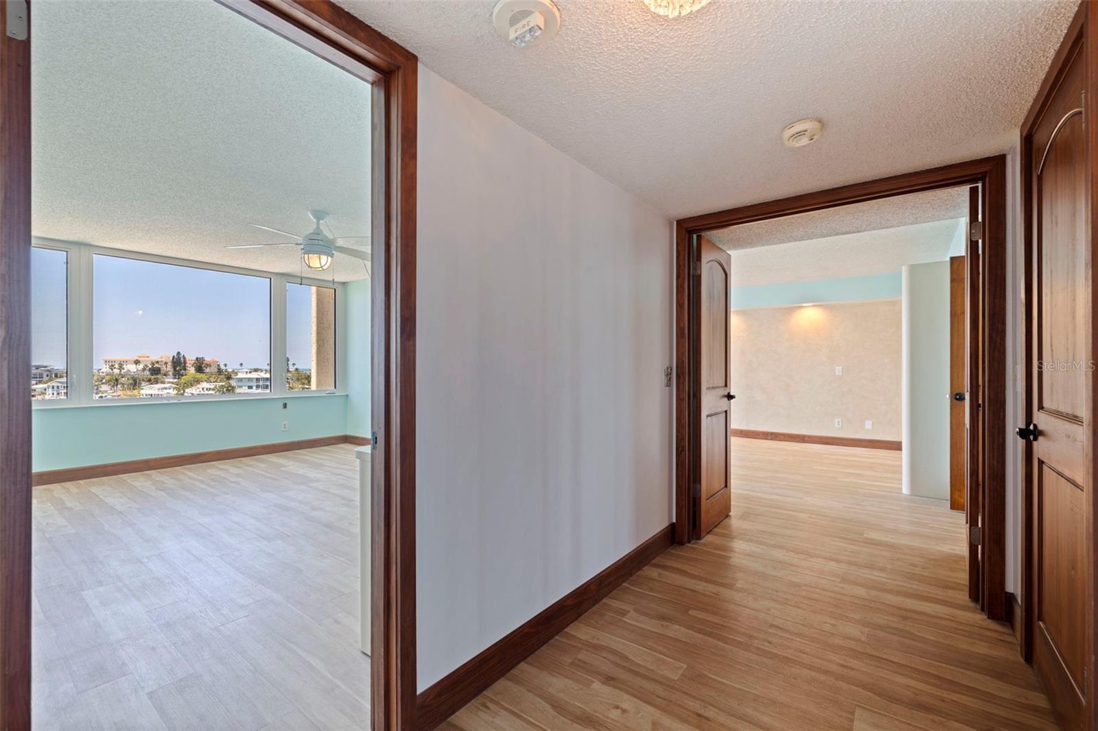 Image 19 of 59 For 736 Island Way 504