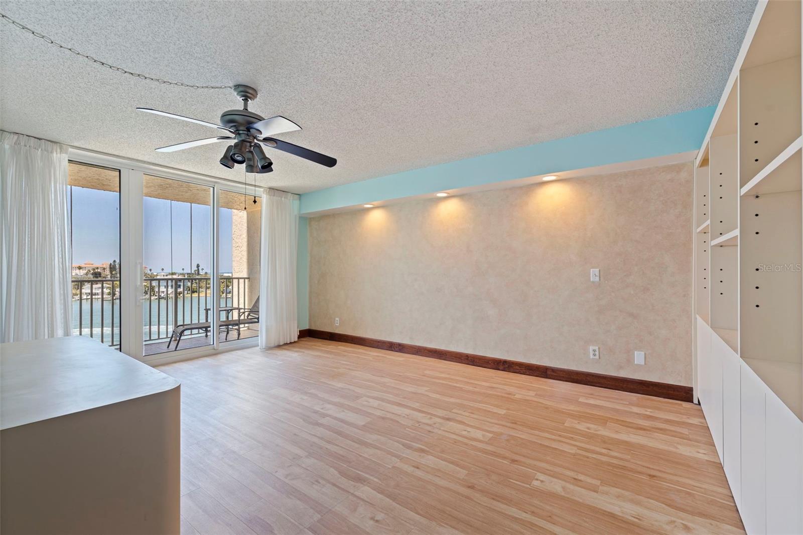 Image 20 of 59 For 736 Island Way 504