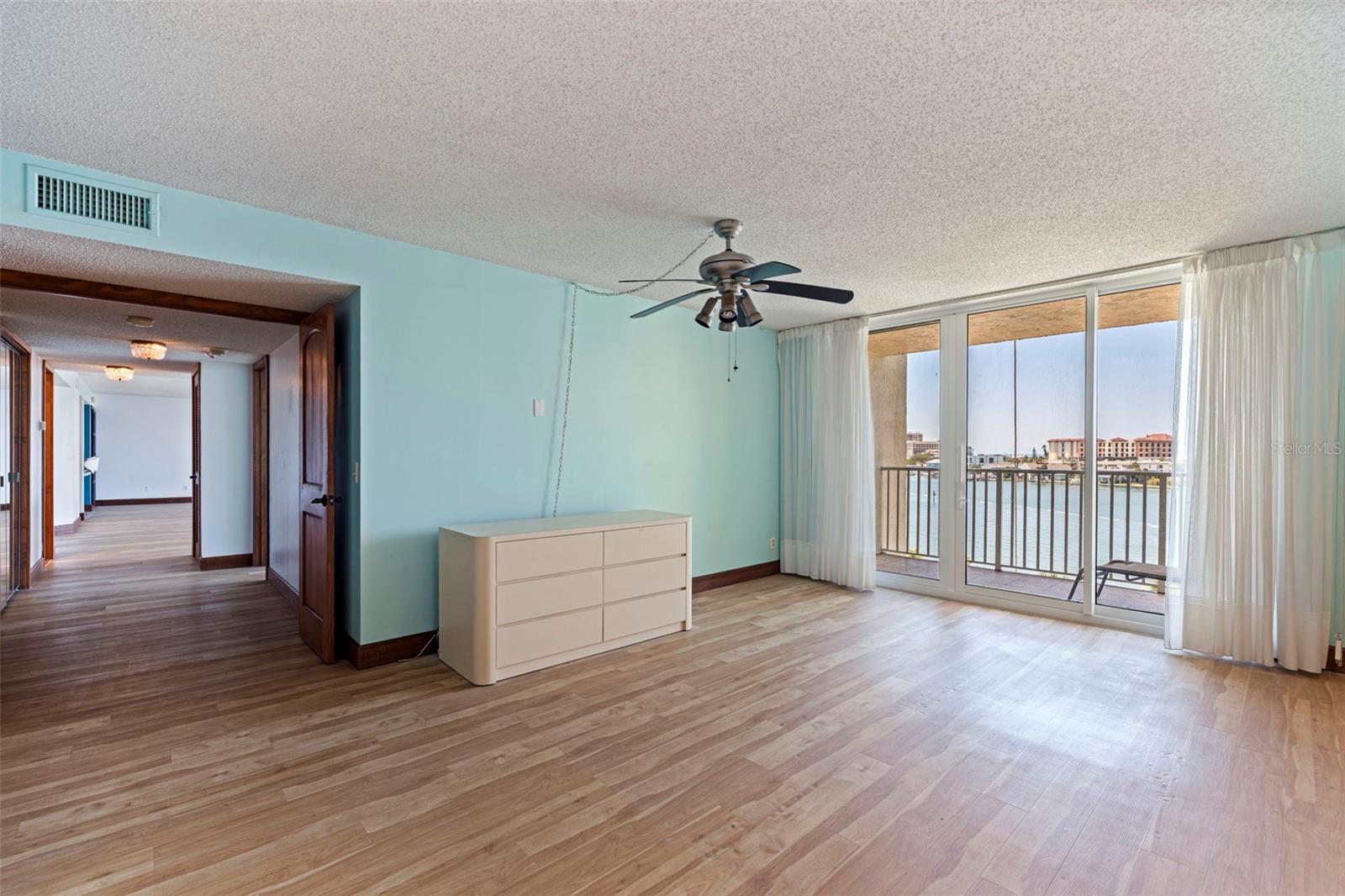 Image 21 of 59 For 736 Island Way 504