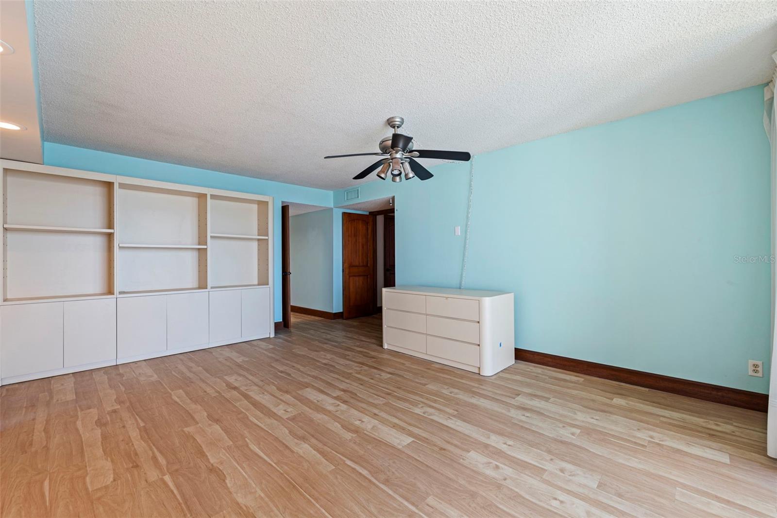 Image 22 of 59 For 736 Island Way 504