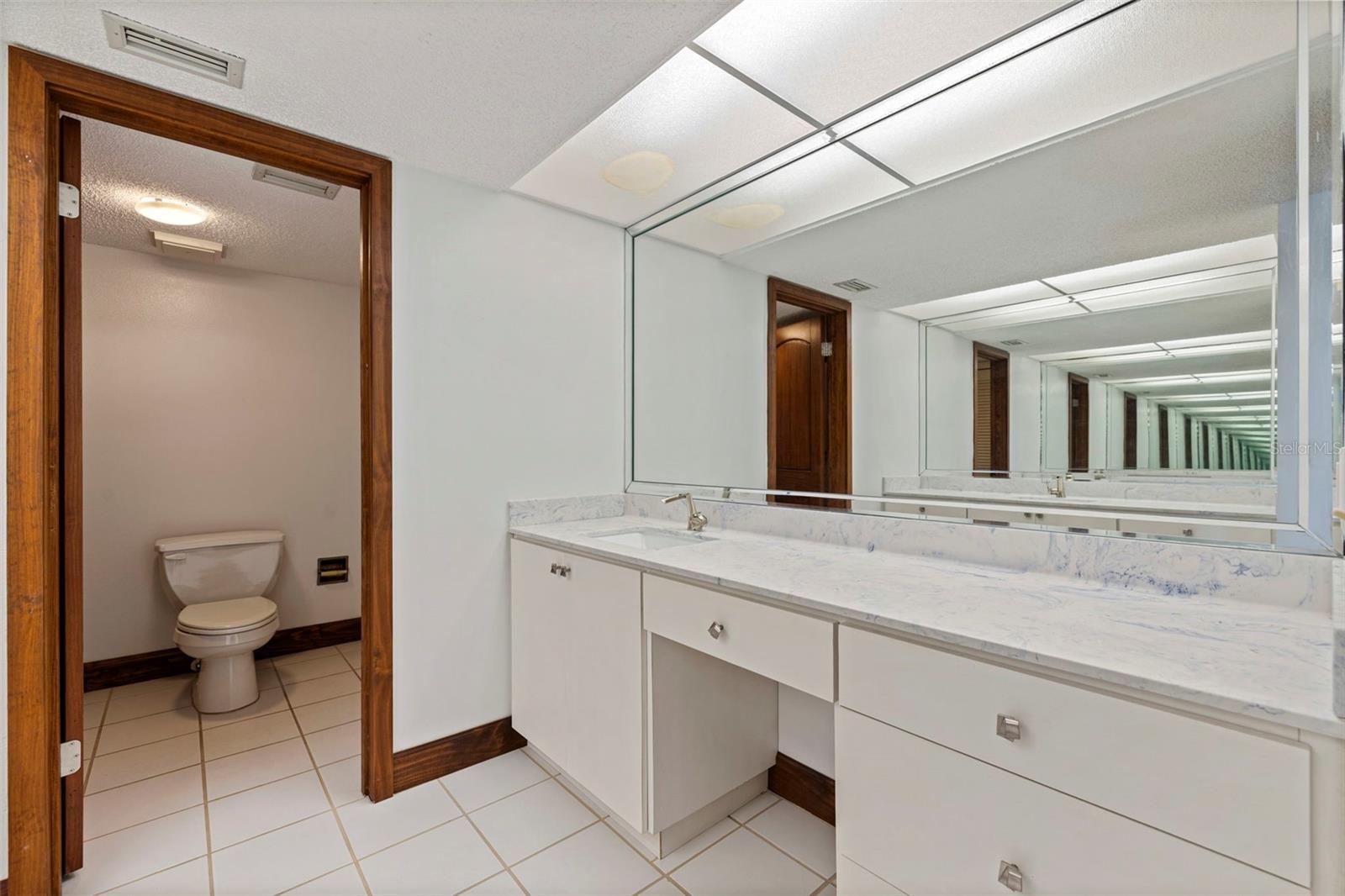 Image 25 of 59 For 736 Island Way 504