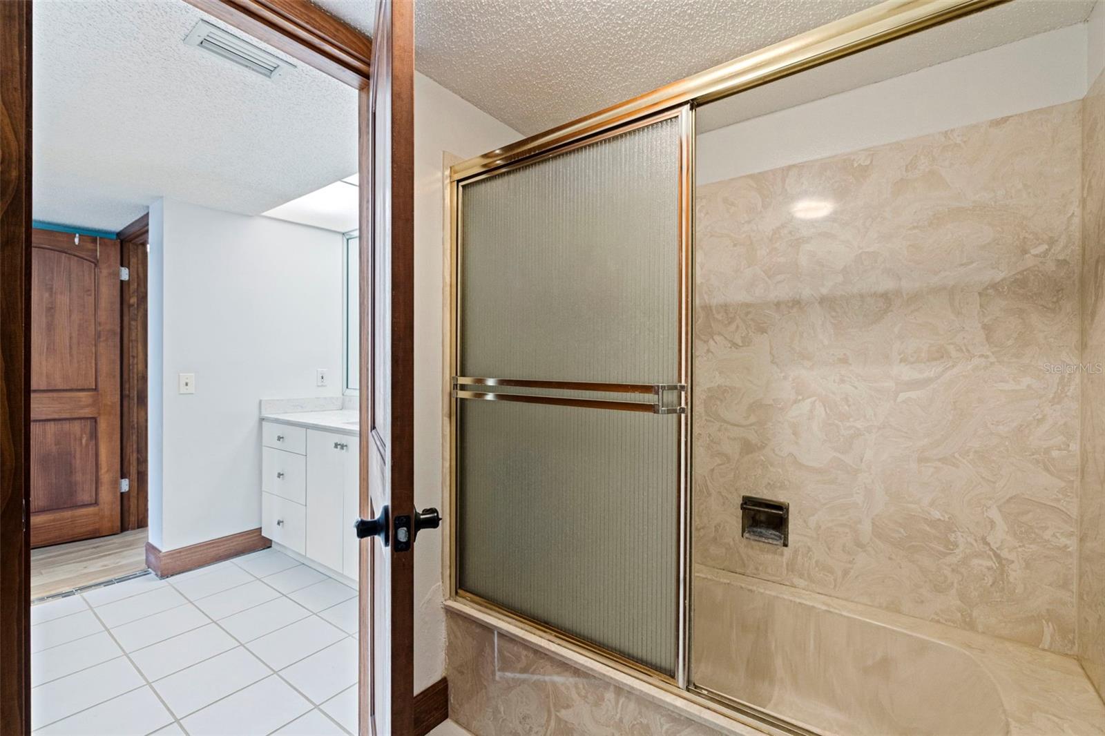 Image 27 of 59 For 736 Island Way 504