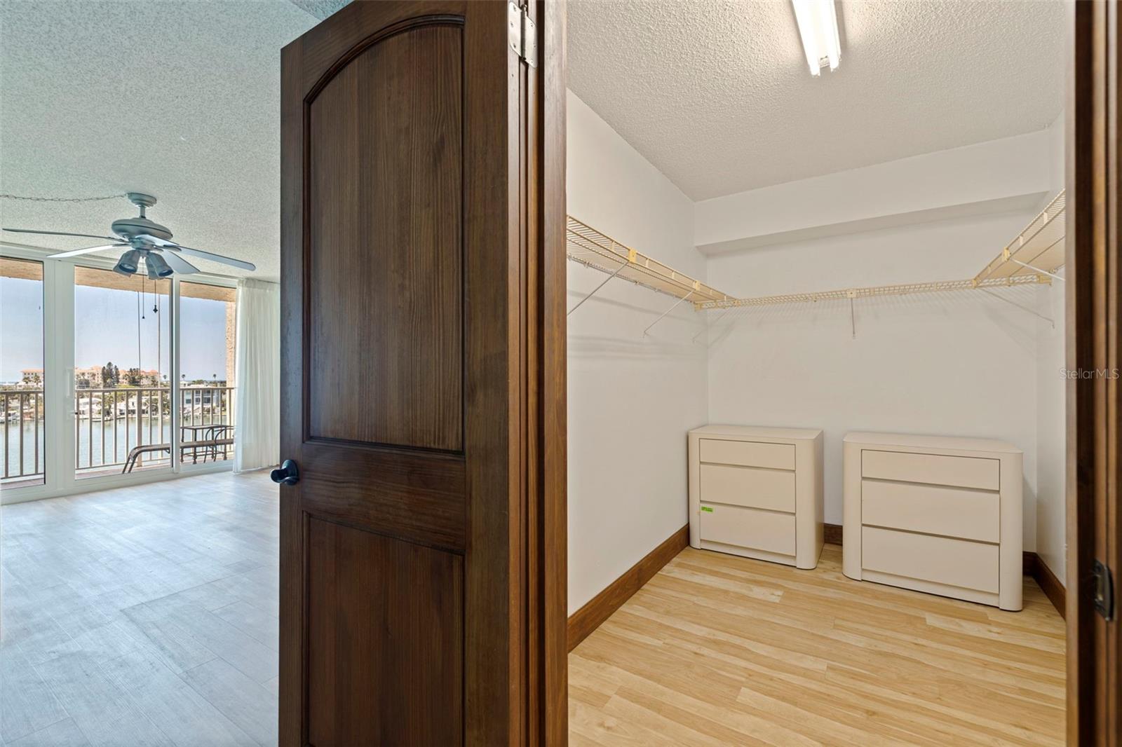 Image 28 of 59 For 736 Island Way 504