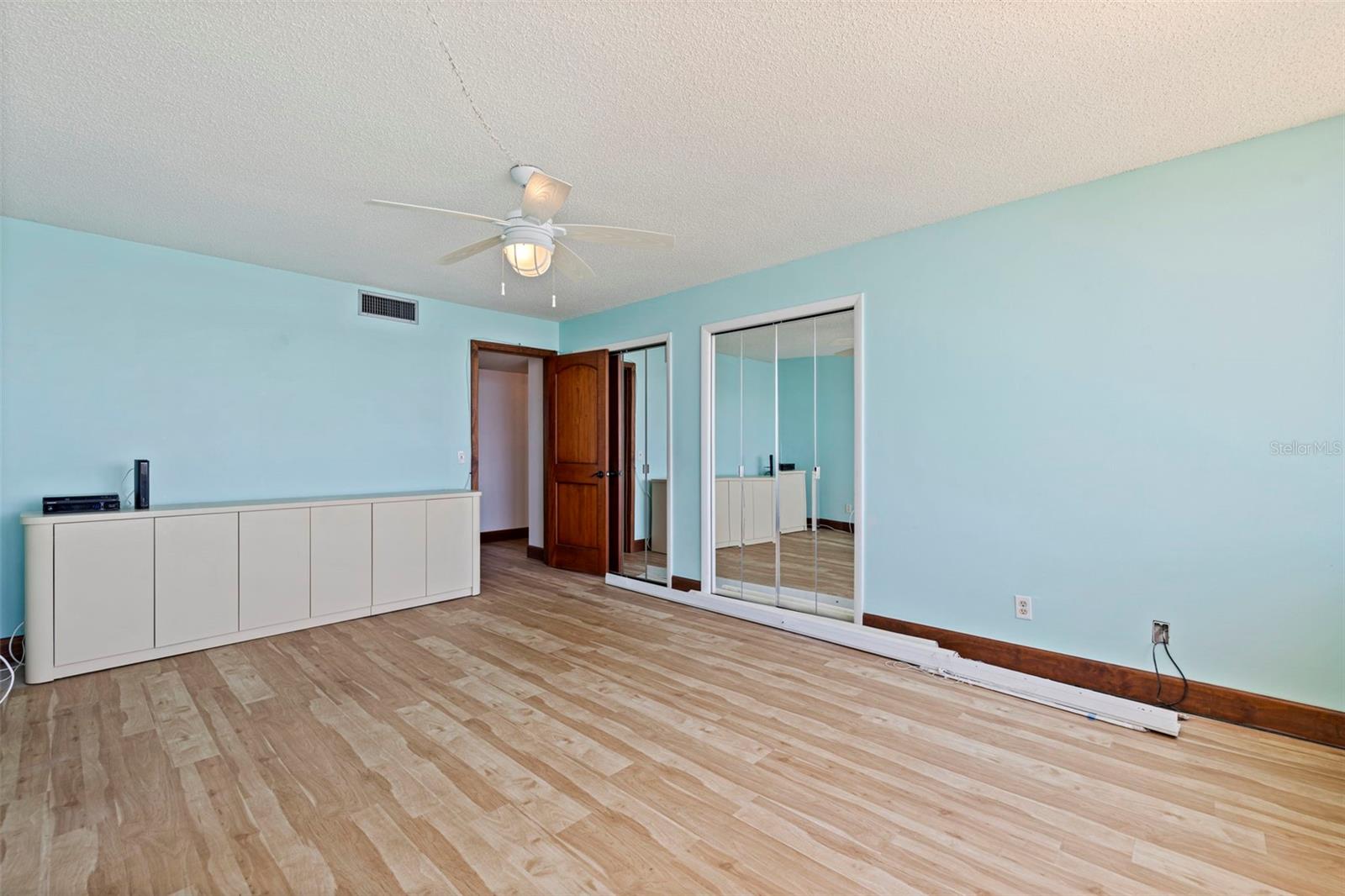 Image 30 of 59 For 736 Island Way 504