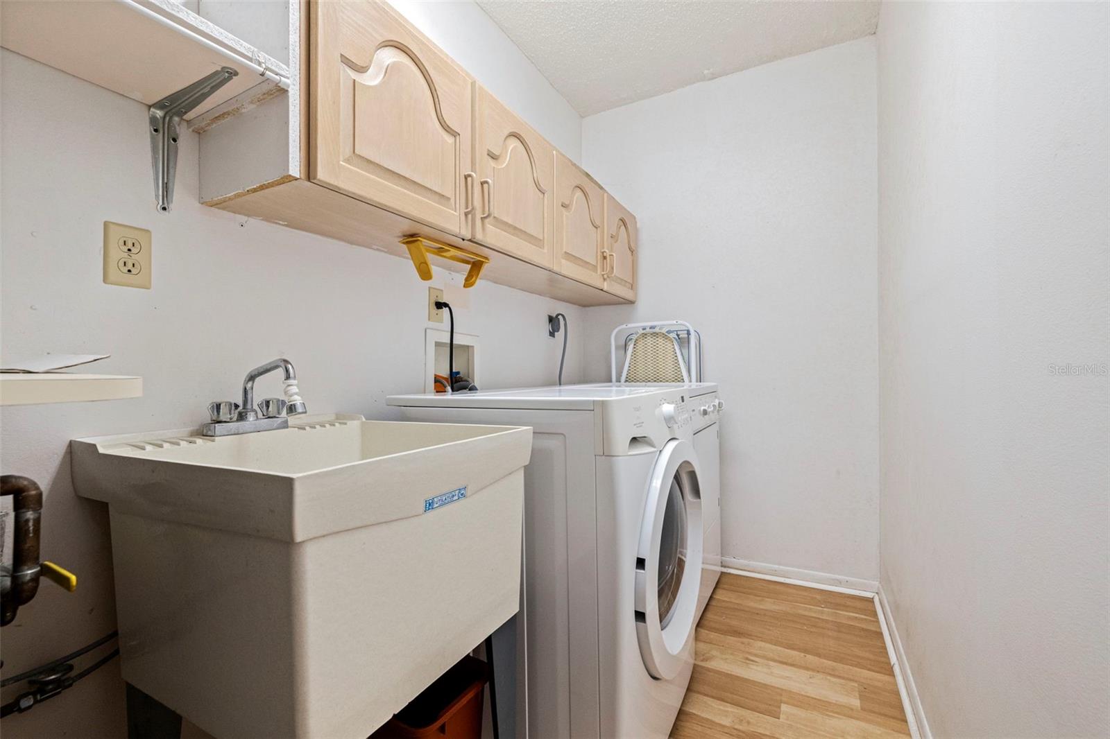 Image 32 of 59 For 736 Island Way 504