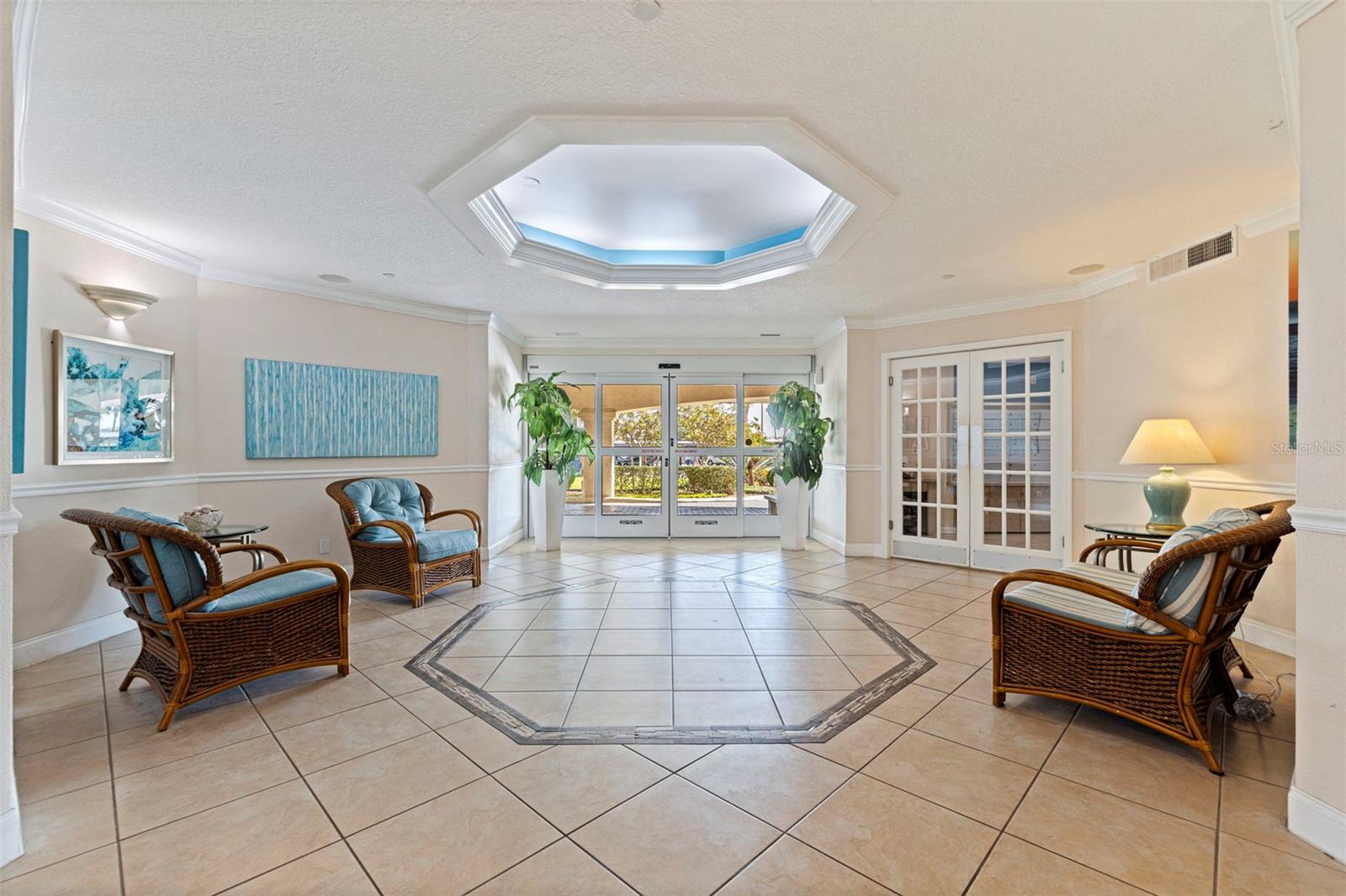 Image 43 of 59 For 736 Island Way 504