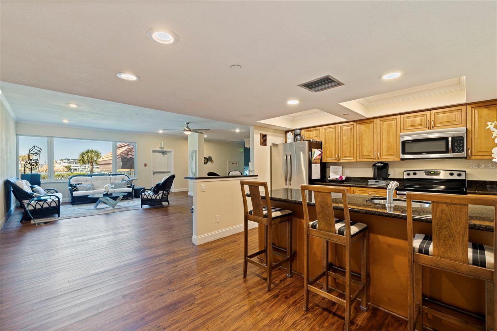 Image 44 of 59 For 736 Island Way 504