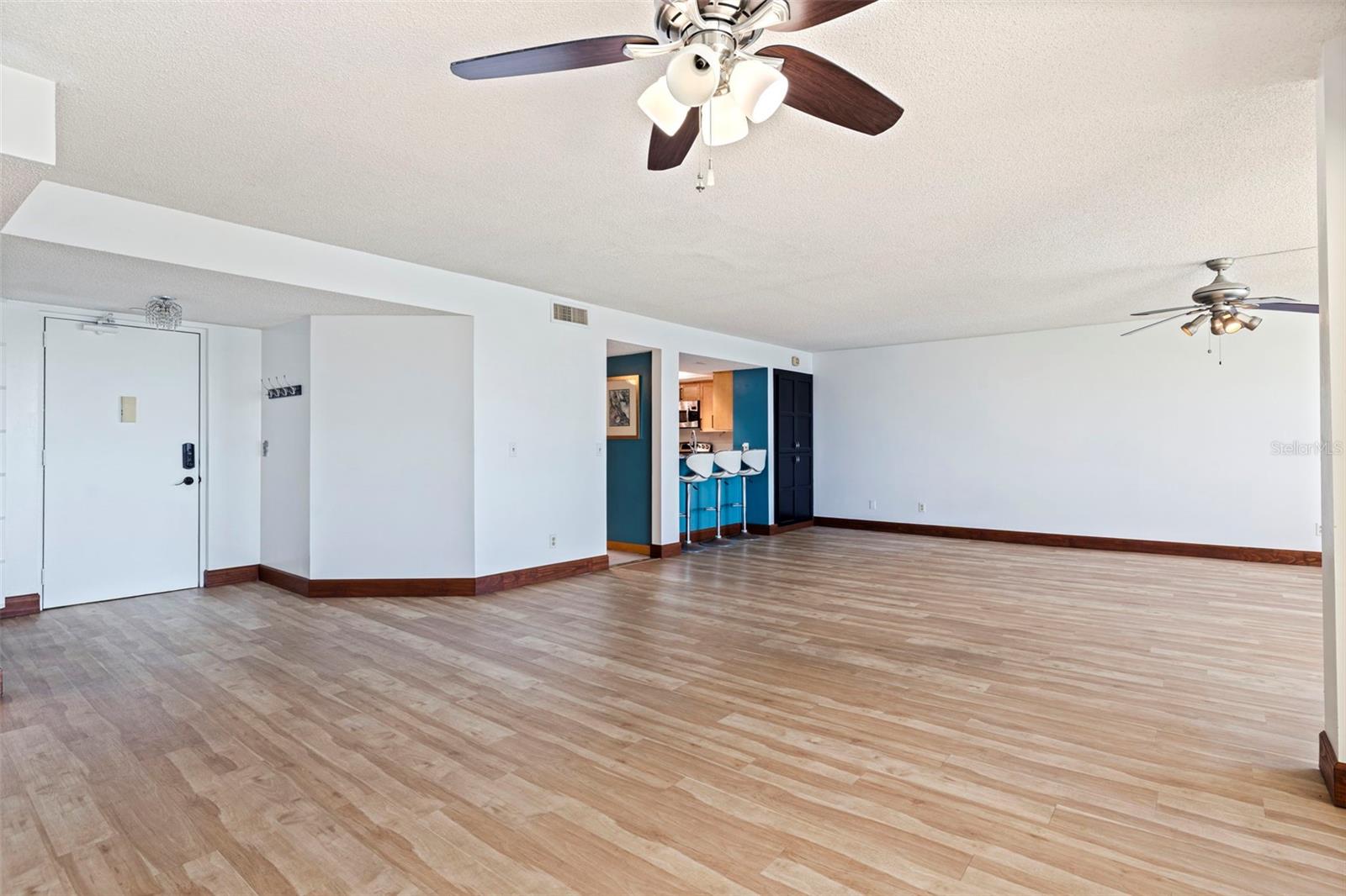 Image 6 of 59 For 736 Island Way 504