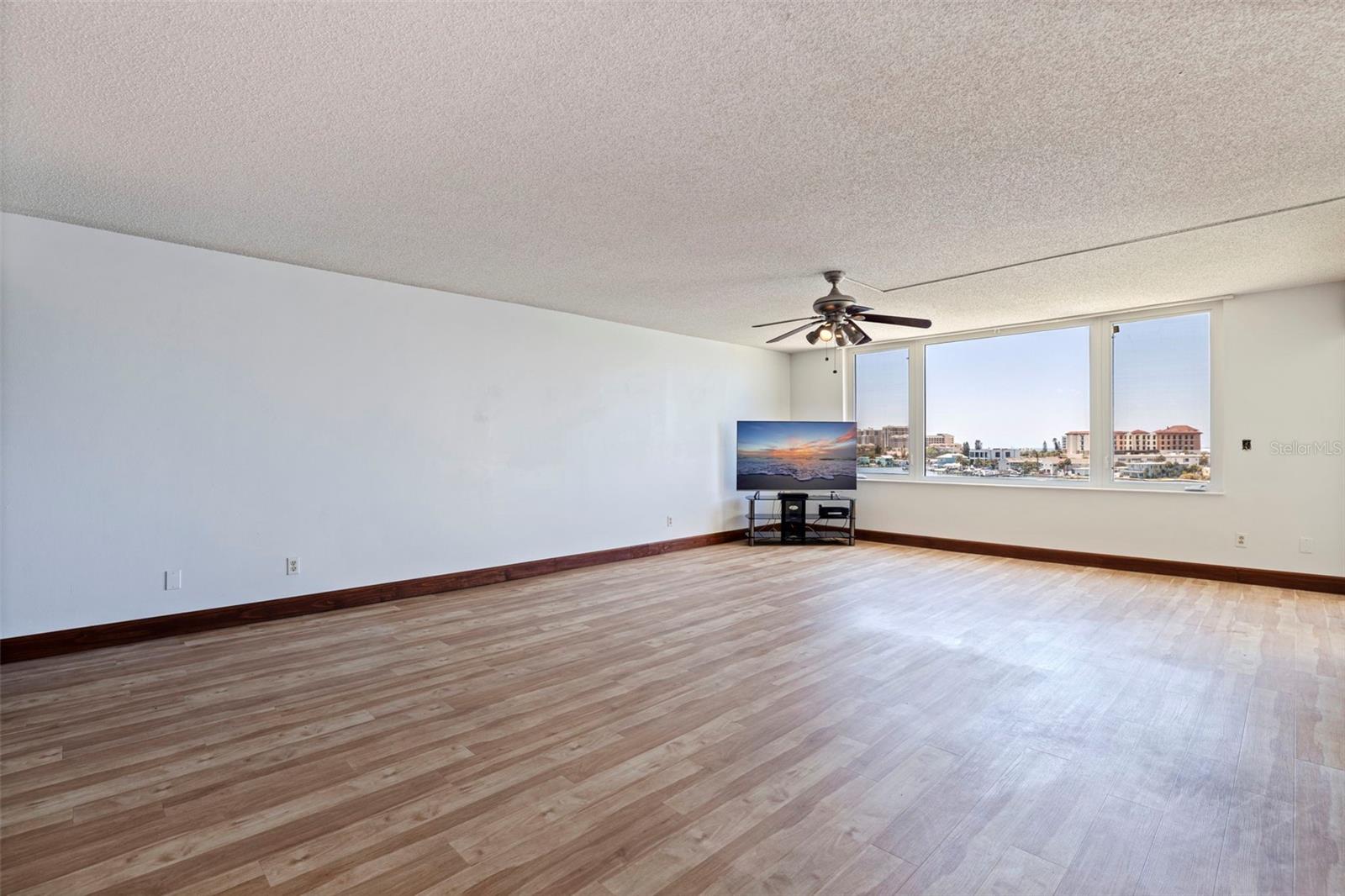 Image 7 of 59 For 736 Island Way 504