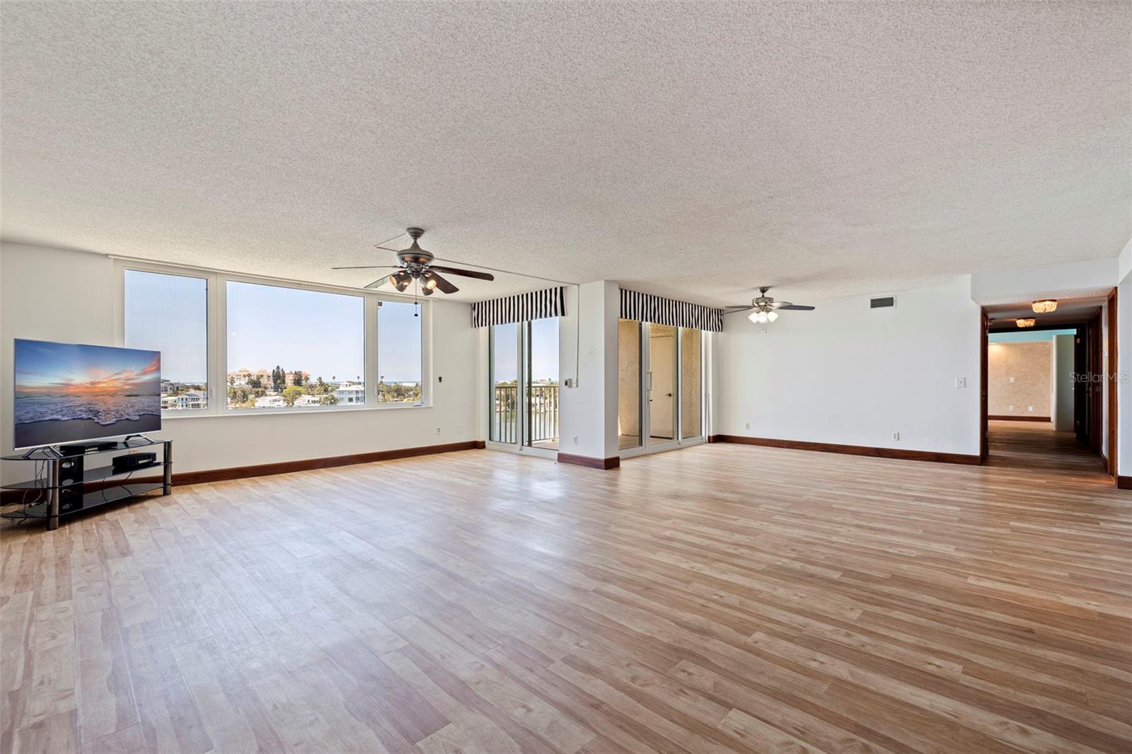 Image 8 of 59 For 736 Island Way 504