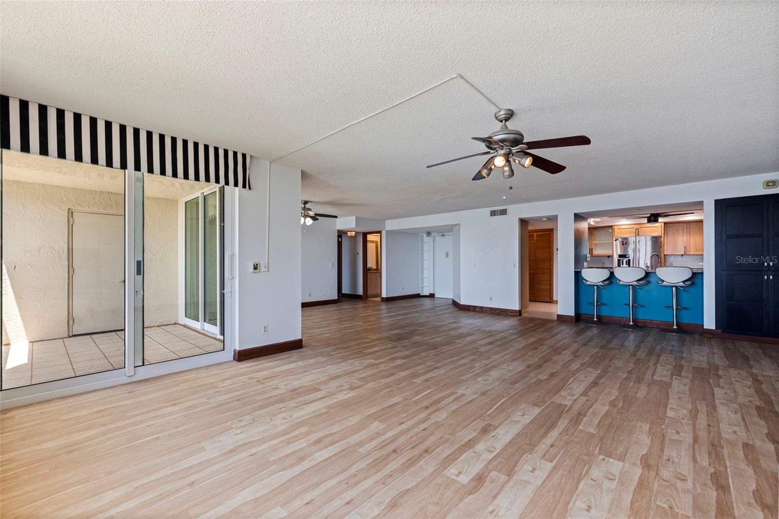 Image 9 of 59 For 736 Island Way 504