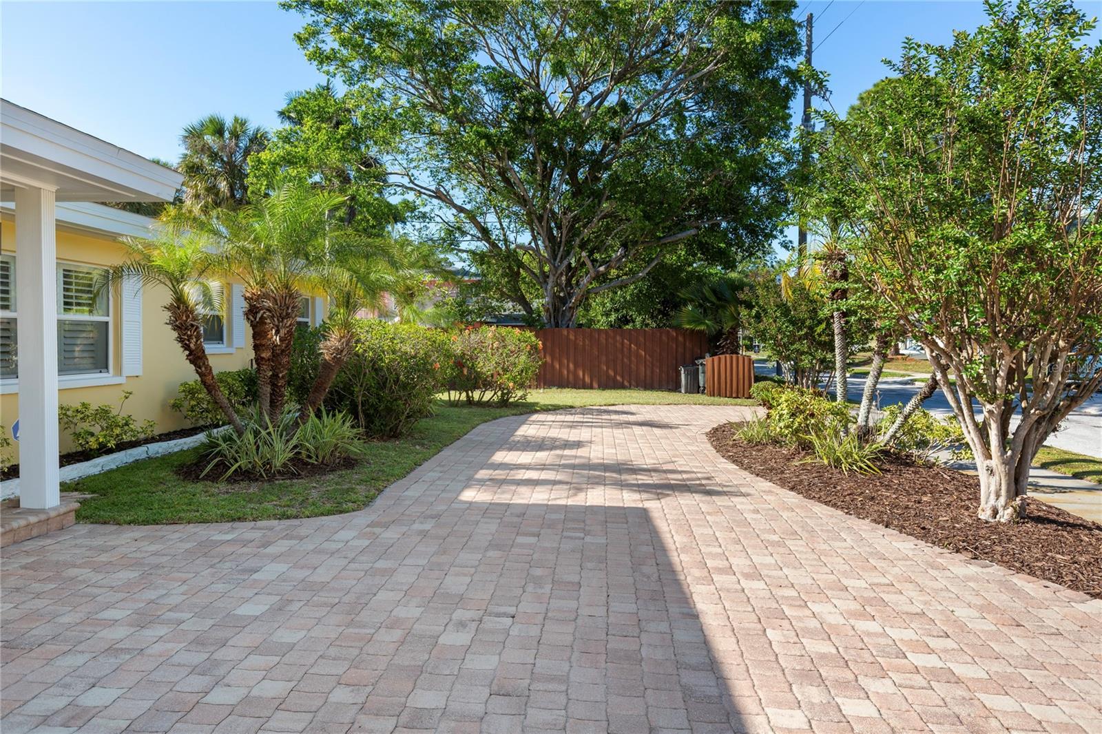 Image 3 of 38 For 1110 Varona  