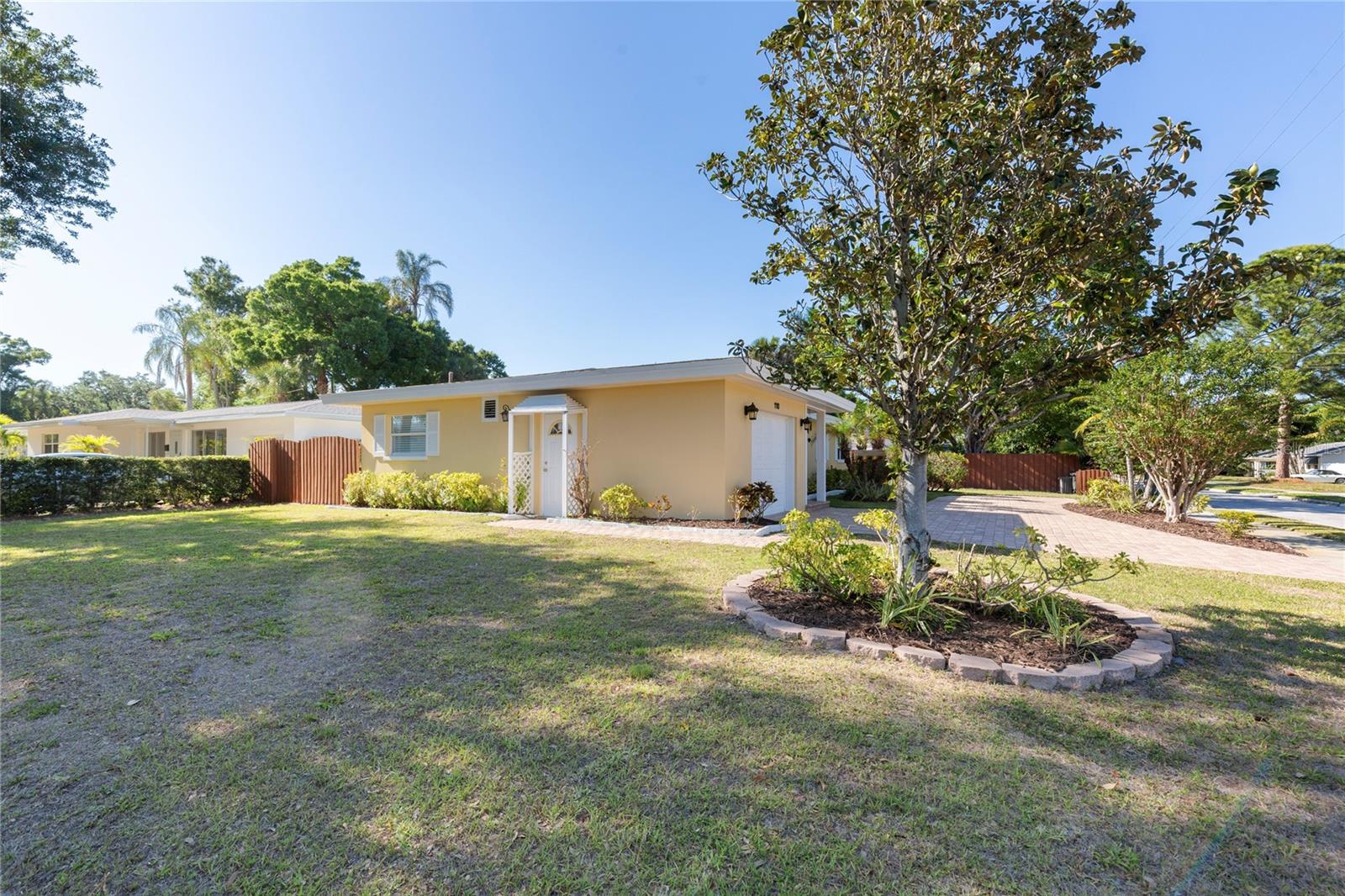 Image 8 of 38 For 1110 Varona  