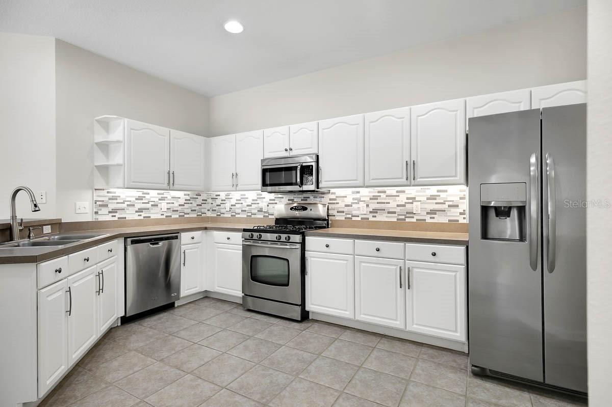 Image 14 of 41 For 15715 Phoebepark Avenue