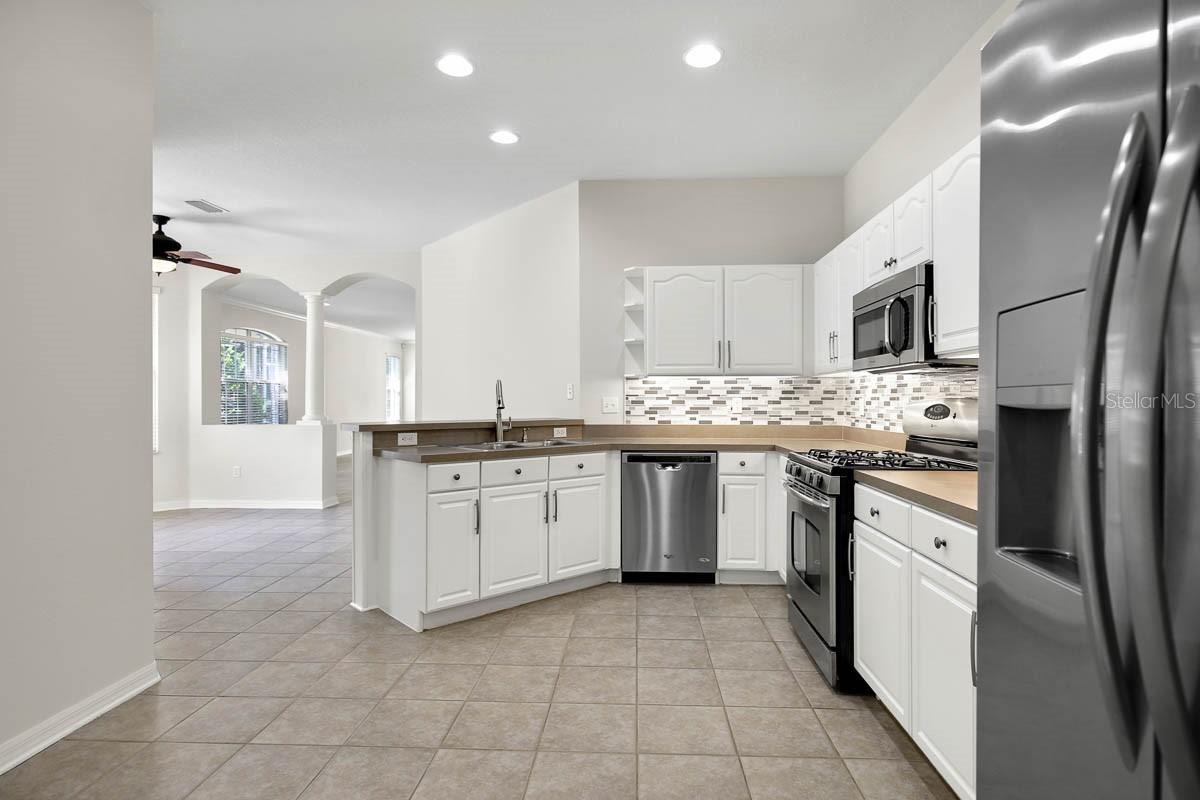 Image 15 of 41 For 15715 Phoebepark Avenue