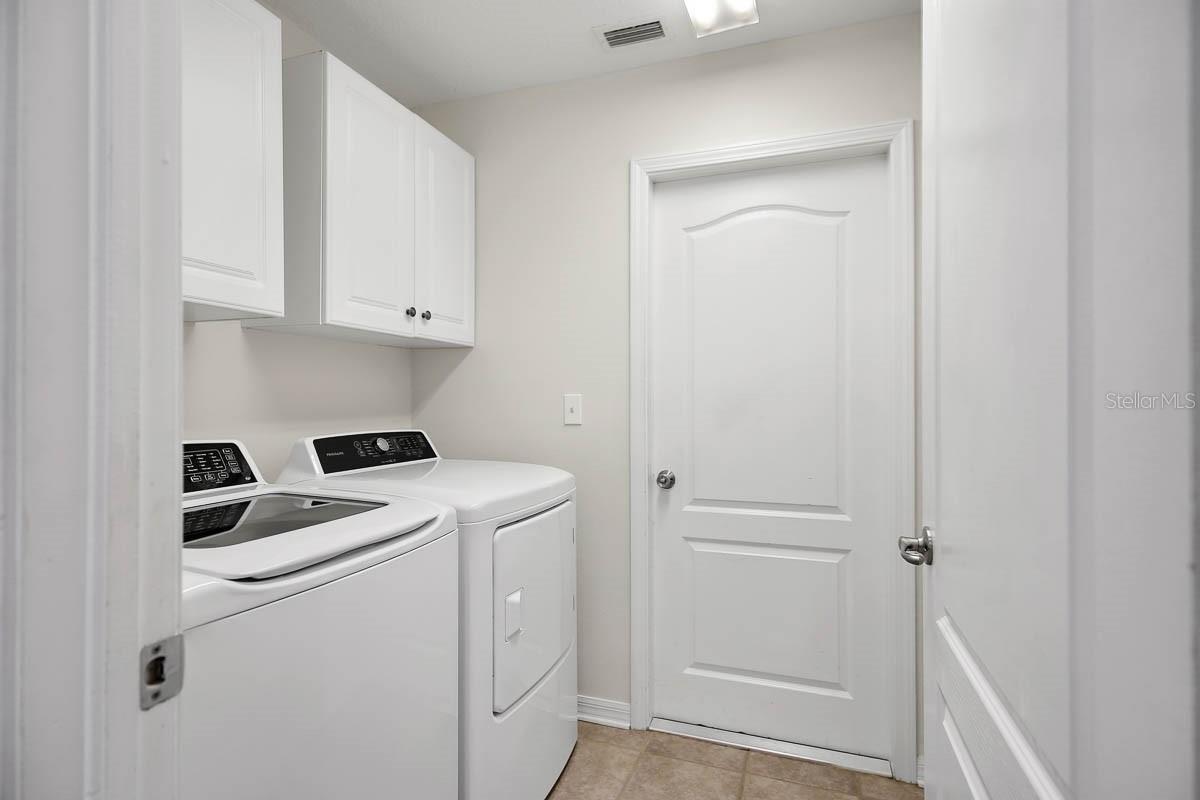 Image 16 of 41 For 15715 Phoebepark Avenue