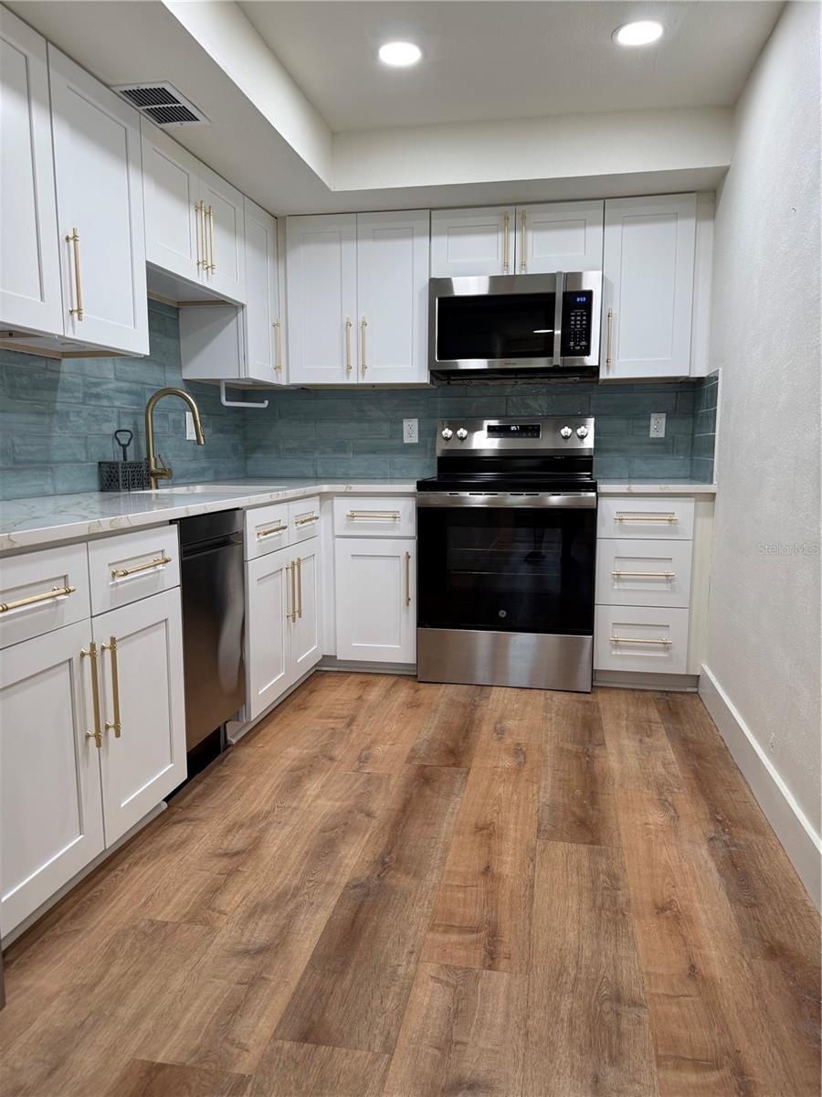 Image 5 of 14 For 1001 77th Avenue N 102