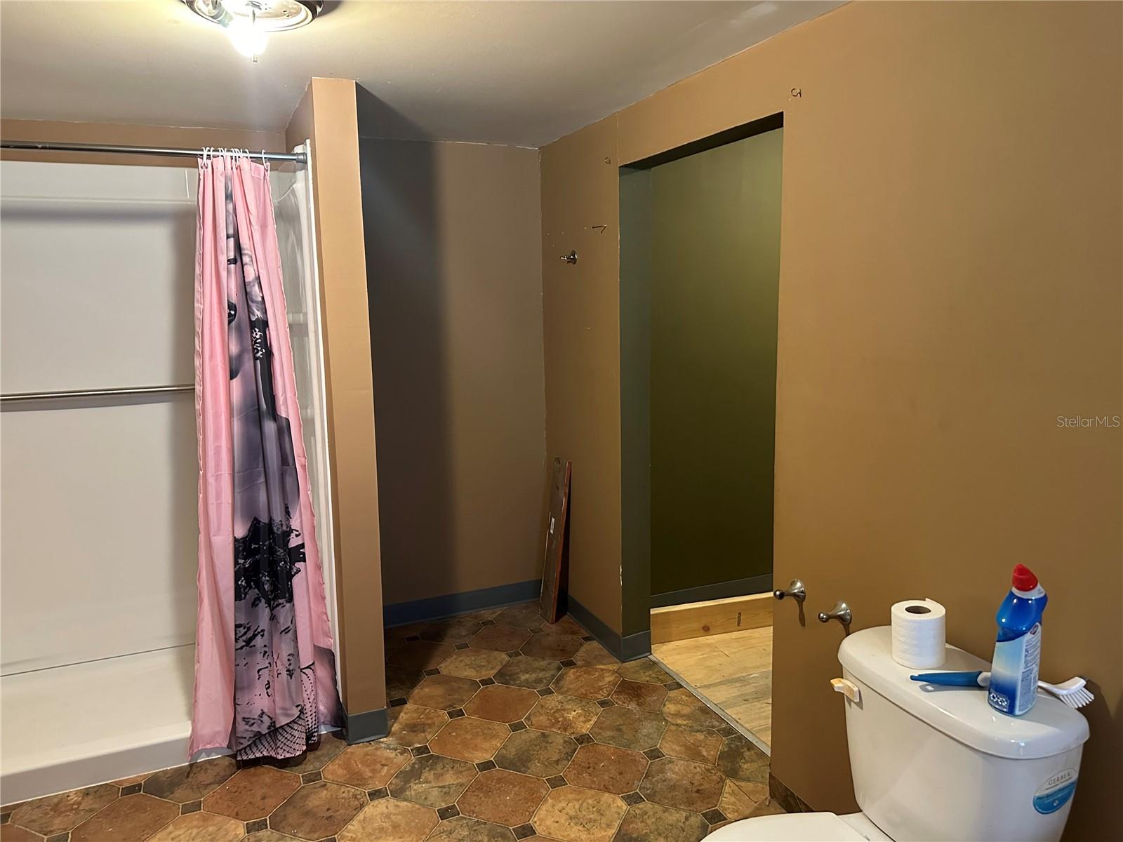 Image 16 of 26 For 8240 Edgehill Court