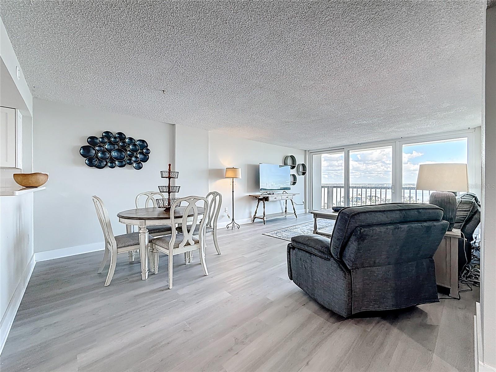 Image 14 of 79 For 400 Island Way 1411