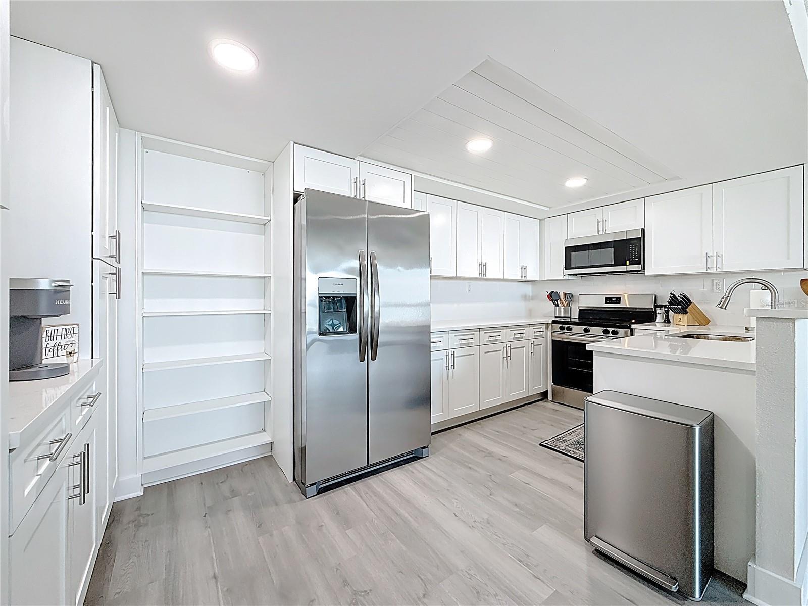 Image 16 of 79 For 400 Island Way 1411