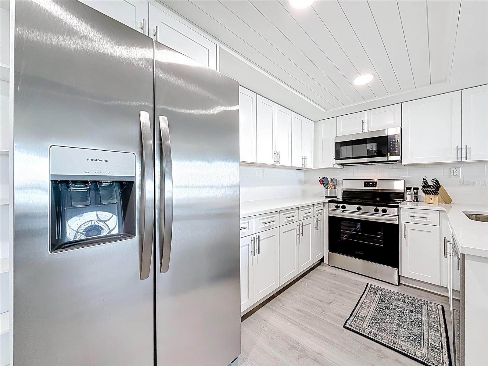 Image 18 of 79 For 400 Island Way 1411