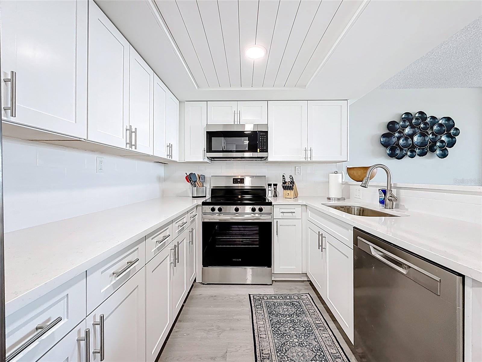 Image 19 of 79 For 400 Island Way 1411