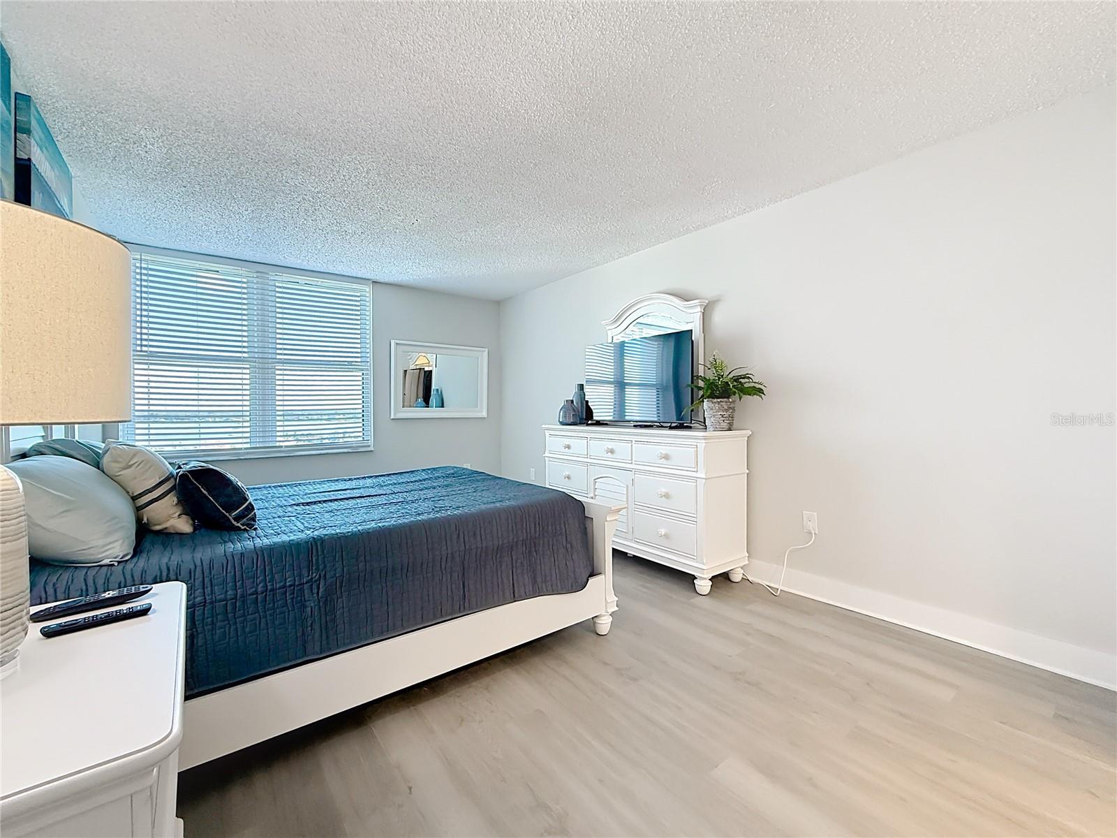 Image 32 of 79 For 400 Island Way 1411