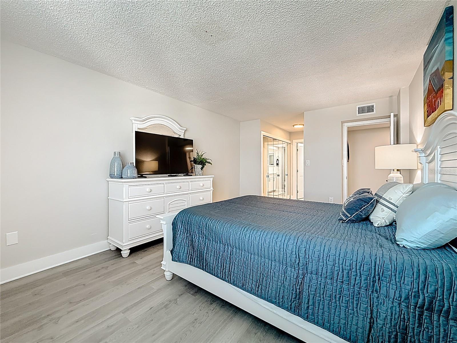 Image 35 of 79 For 400 Island Way 1411