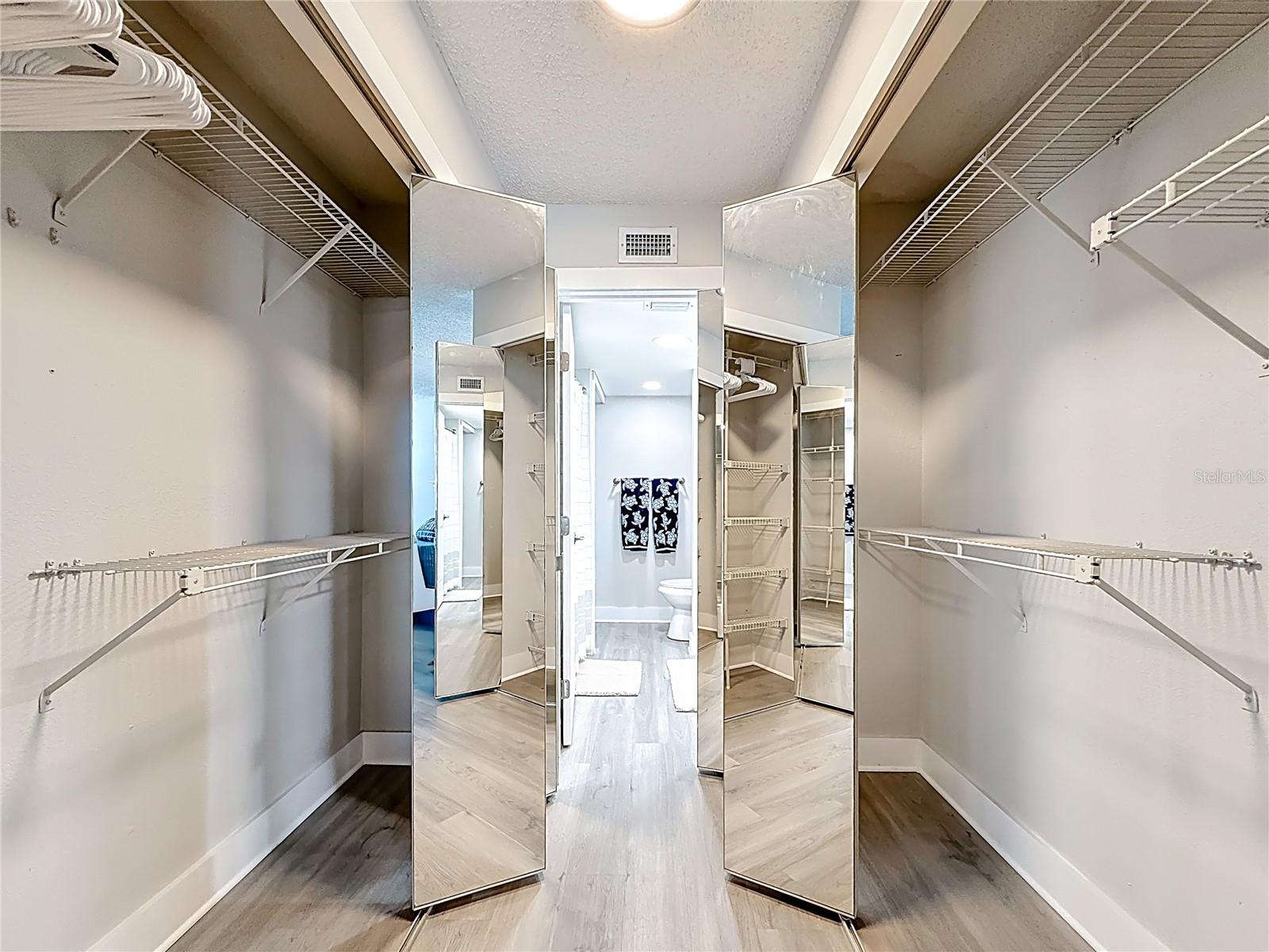 Image 37 of 79 For 400 Island Way 1411