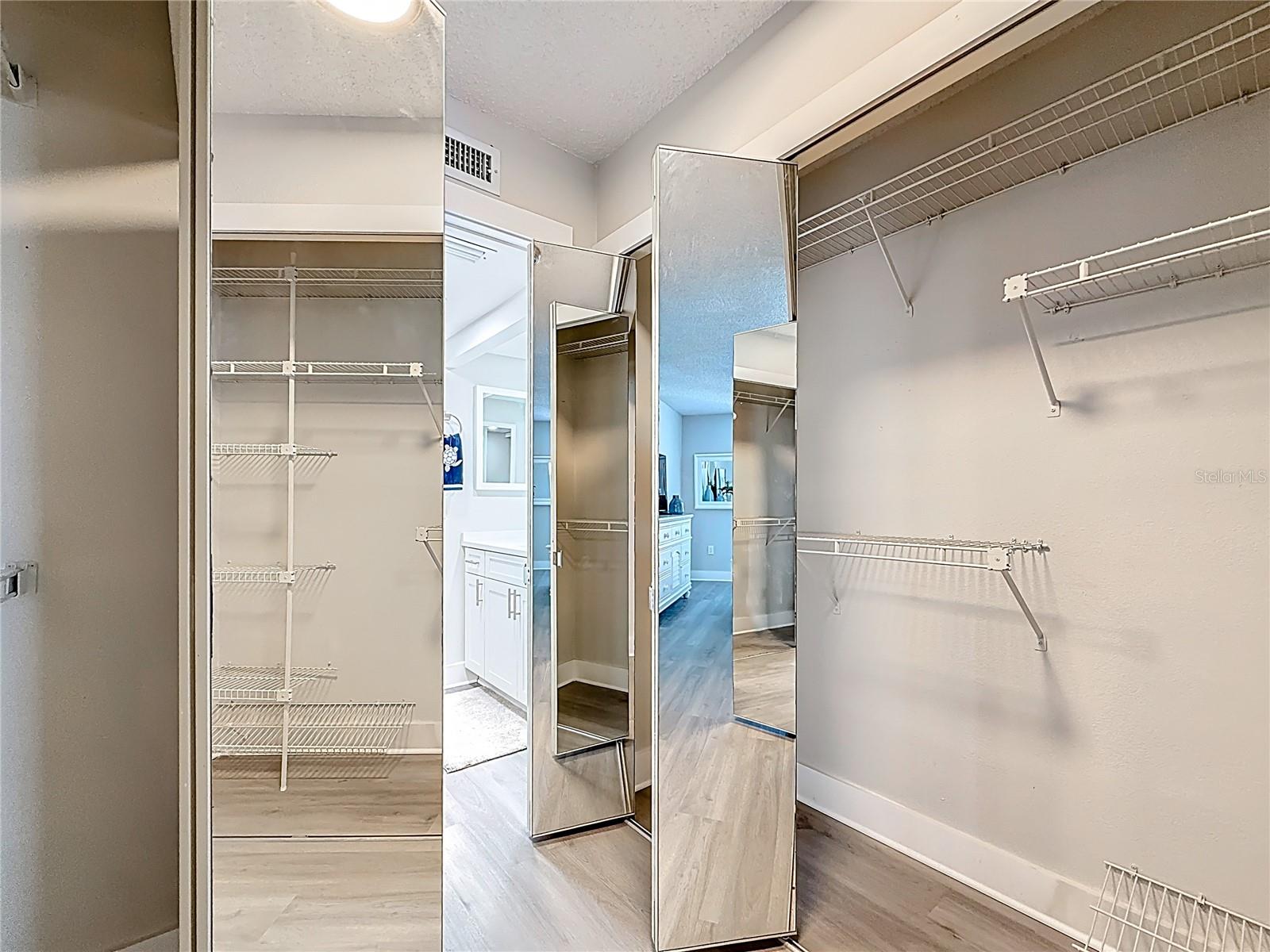 Image 38 of 79 For 400 Island Way 1411