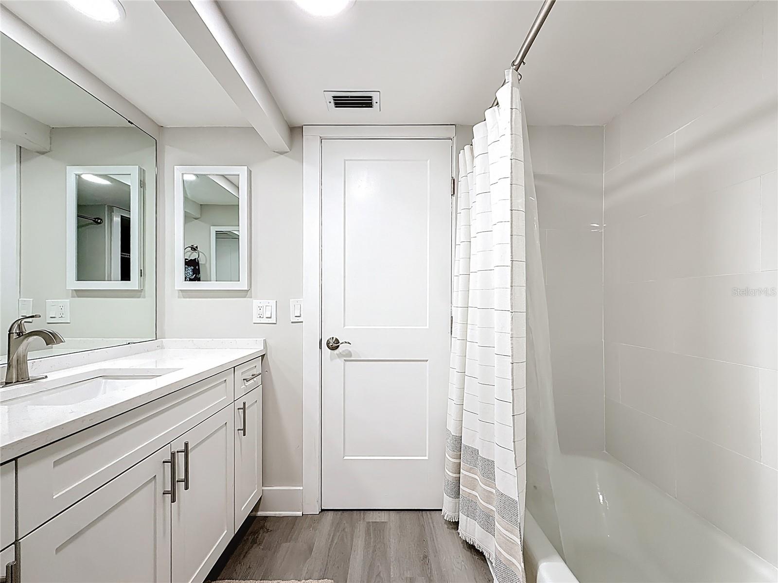 Image 43 of 79 For 400 Island Way 1411