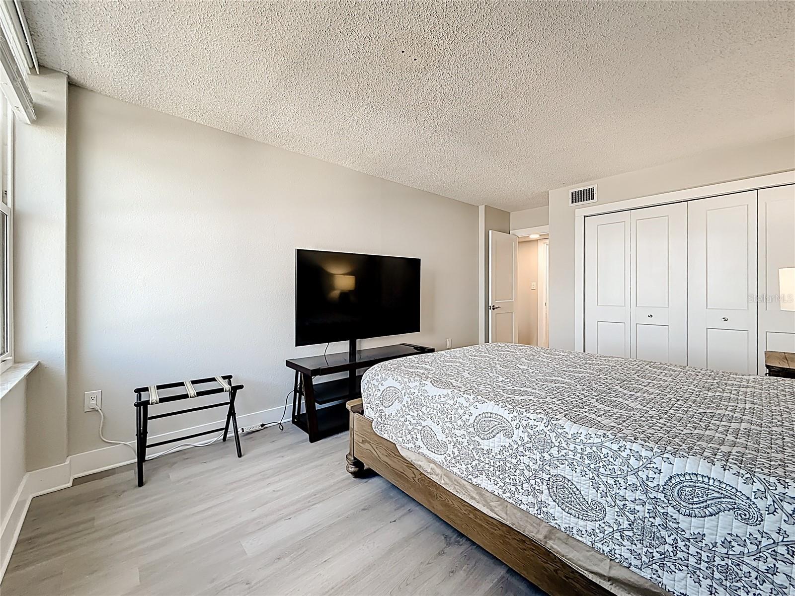 Image 51 of 79 For 400 Island Way 1411