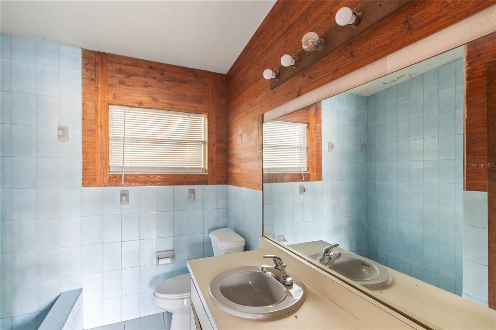 Listing photo id 8 for 8706 Ednam Place