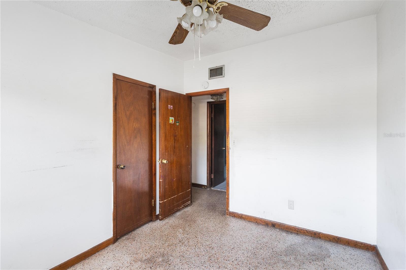 Listing photo id 13 for 8706 Ednam Place