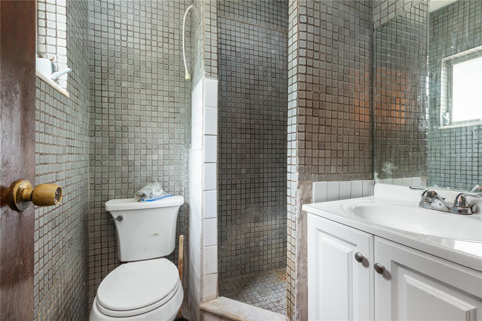 Listing photo id 15 for 8706 Ednam Place