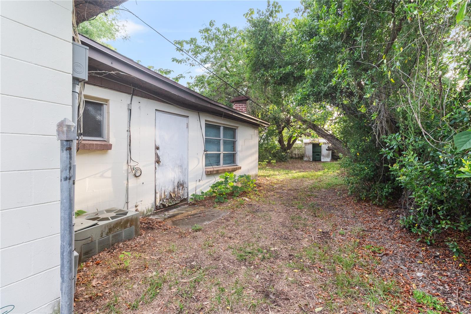 Listing photo id 16 for 8706 Ednam Place