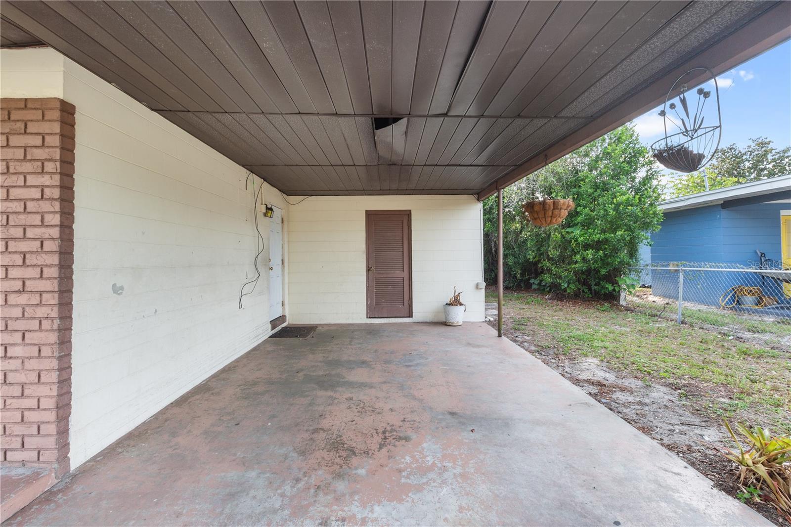 Listing photo id 2 for 8706 Ednam Place