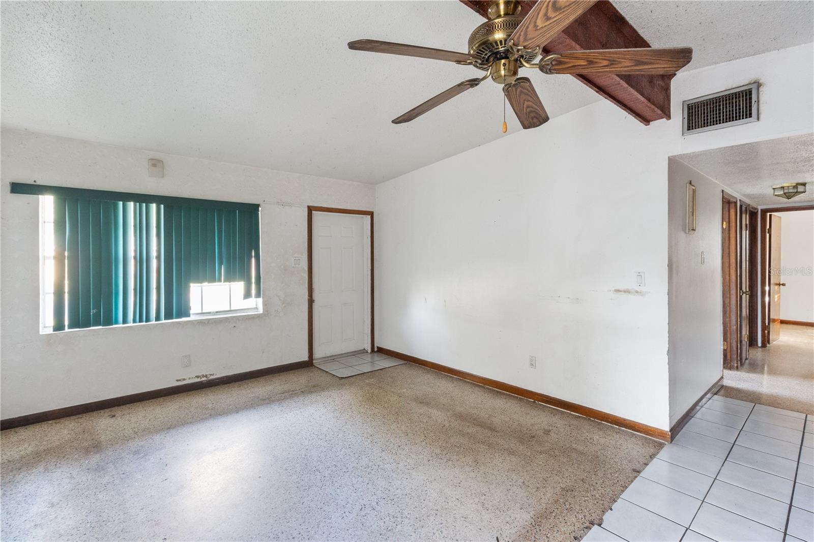 Listing photo id 3 for 8706 Ednam Place