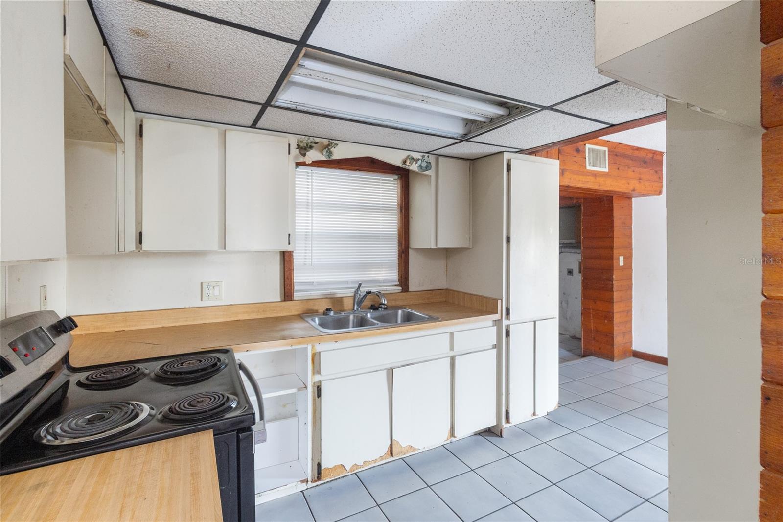 Listing photo id 5 for 8706 Ednam Place