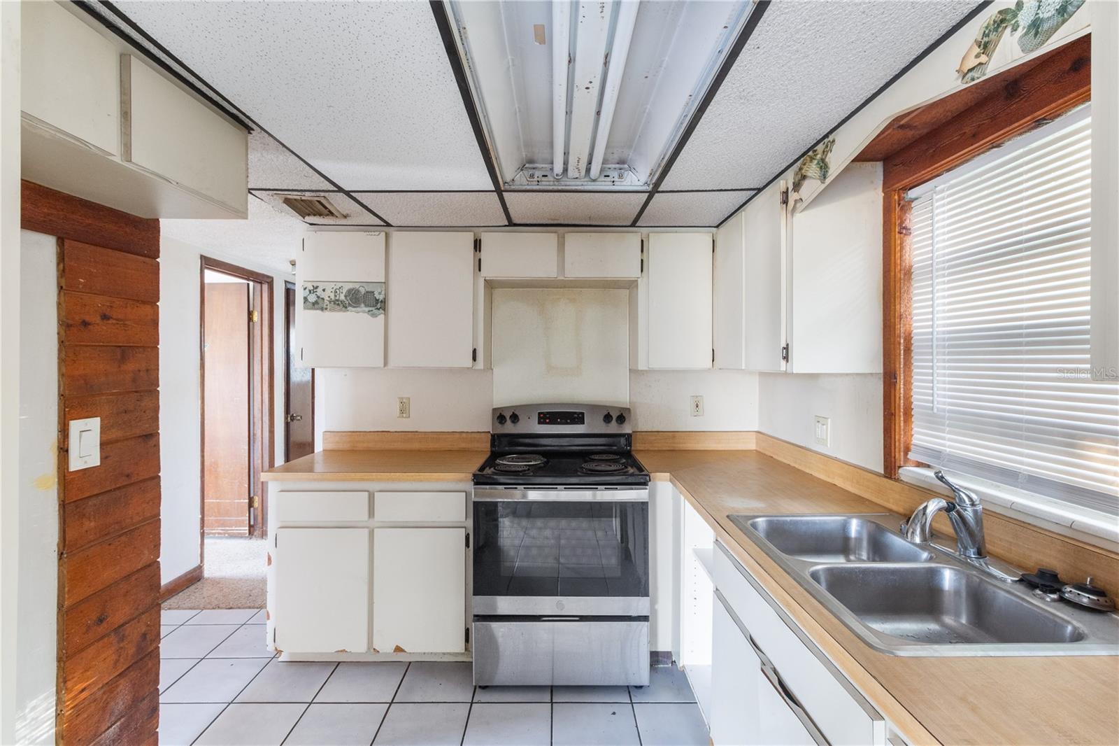 Listing photo id 6 for 8706 Ednam Place